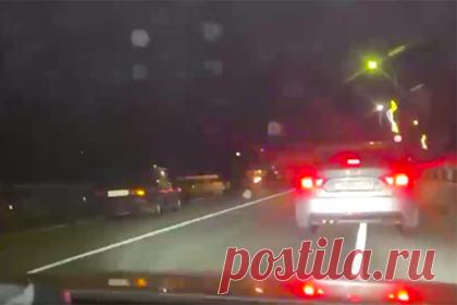 Водитель машины Собчак рассказал подробности смертельного ДТП в Сочи. Водитель автомобиля Mercedes, в котором ехала Ксения Собчак, рассказал о подробностях смертельной аварии, произошедшей в Сочи. Во время движения по Краснополянскому шоссе водитель выехал на встречную полосу, врезался в машину марки Volkswagen, а затем отскочил в автобус МАЗ.