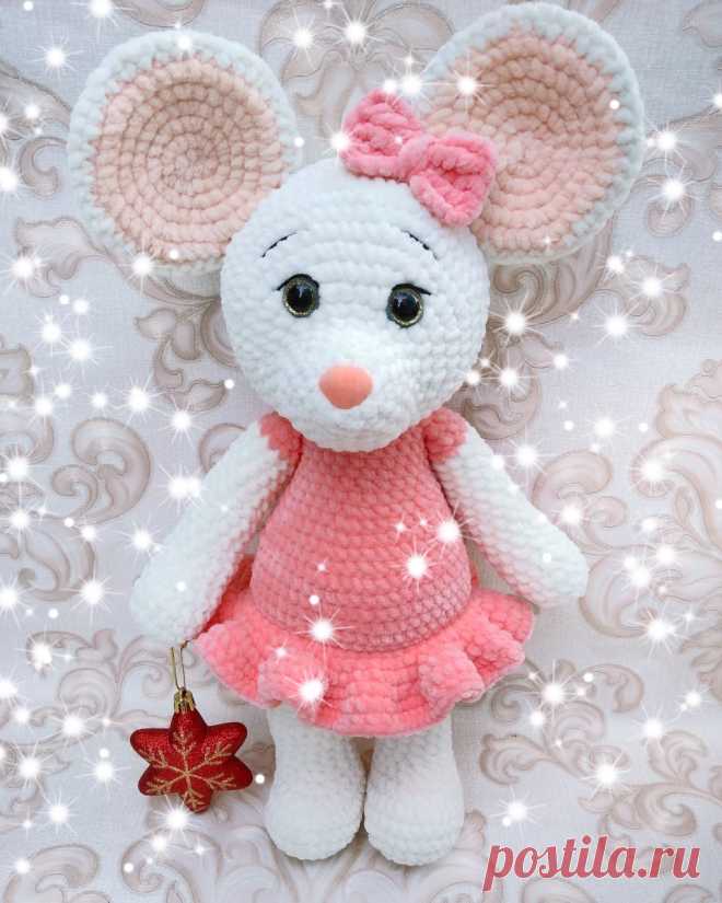 PDF Мышка Мира крючком. FREE crochet pattern; Аmigurumi doll patterns. Амигуруми схемы и описания на русском. Вязаные игрушки и поделки своими руками #amimore - Мышь, мышка из плюшевой пряжи, плюшевый мышонок, крыса.