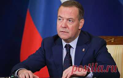 Медведев: русофобы из ЕС не смогли обыграть Трампа на его поле. Зампред Совета безопасности РФ отметил, что "европейцы рассыпались в благодарностях и подлизывались" к президенту США