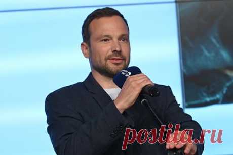 Актер Алексей Чадов рассказал о тайной свадьбе. Российский актер Алексей Чадов объявил, что женился на модели Лейсан Галимовой. Отмечается, что пара состоит в отношениях уже более пяти лет. «Да, мы поженились. Живем вместе год, и я решил сделать Лейсан предложение, от которого она не смогла отказаться», — сказал он, отметив, что праздник прошел в семейном кругу.