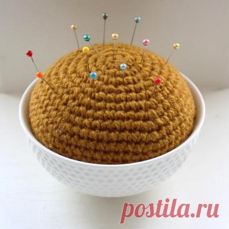 Простая игольница крючком за полчаса своими руками