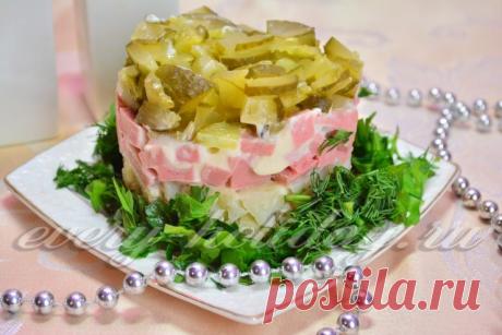 Слоеный салат с соленым огурцом и картофелем