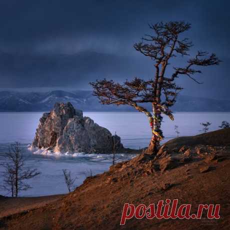 Мыс Бурхан на Ольхоне и байкальская Шаманка. Снимала Елена Лебедева (nat-geo.ru/community/user/123615/).