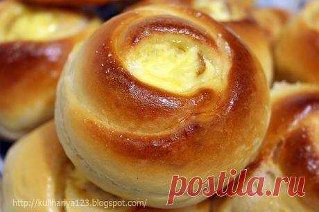 Булочки "Розочки" с творогом

Это красивая и вкусная выпечка.

Ингредиенты:

-Молоко — 250 мл
-Яйца (2 в тесто, 1 в начинку) — 3 шт
-Сахар (100 г в тесто, 100 г в начинку) — 200 г
-Слив. масло (или маргарин) — 100 г
-Мука (приблизительно) — 600-700 г
-Ванильный сахар (1 пакетик в тесто,1 в творог) — 2 пакет.
-Дрожжи (свежие или сухие 2 ч.л.) — 25 г
-Творог — 500 г
-Изюм — 100-150 г
-Цедра лимона (по желанию, в тесто)
-Соль (неполная) — 1 ч. л.

Приготовление:

Первым делом...