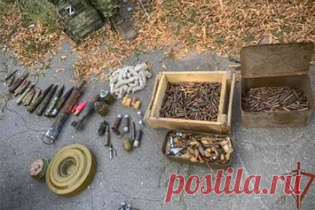 Росгвардия нашла схрон с боеприпасами у гаражей сельхозтехники в ДНР. Саперы Росгвардии обнаружили схрон с боеприпасами у гаражей сельхозтехники в Донецкой народной республике (ДНР). Росгвардейцы во время инженерно-разведывательного мероприятия нашли тайник в гаражах хранения сельскохозяйственной техники. В нем лежали ящик патронов к огнестрельному оружию, противотанковая мина.