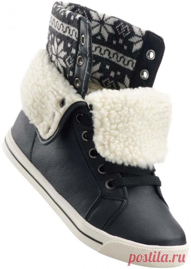 Утепленные кеды Посмотретьпрямо сейчас: 
Ударный потенциал непринужденного гардероба для холодного сезона - теплая и удобная обувь. В рамках модных трендов - комфортные утепленные кеды от bpc. Даже во время долгих прогулок или спортивных игр на свежем воздухе ноги не замерзнут в этих стильных высоких кедах из искусственной кожи на уютной теплой подкладке с дополнительной вязаной вставкой с зимним жаккардовым узором. Высокая шнуровка  хорошо фиксирует ступню, а толстая рези...