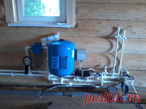 Водопровод на даче: схема разводки, устройство, монтаж Дачный участок может обходиться без подачи газа или света, но водоснабжение – обязательно в хозяйстве. Системы используются самые разные: от артезианской скважины с насосом до поливочного шланга из ближайшей канавы.