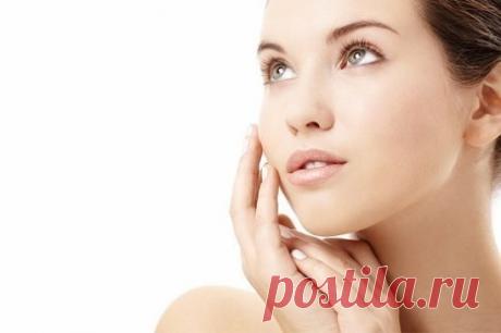 Красивая кожа лица. Какие продукты нужно есть?
Одной только генетической предрасположенности и постоянного использования качественных косметических средств, к сожалению, недостаточно для обладания гладкой, чистой и красивой кожей лица. Лишь полезный и грамотно составленный рацион питания поможет избавиться от прыщей, расширенных пор, нездорового цвета, жирного блеска и противных мешков под глазами.
Какие продукты должны присутствовать в рационе красавицы?
1. Морковь. Эта оранжевая красавица яв