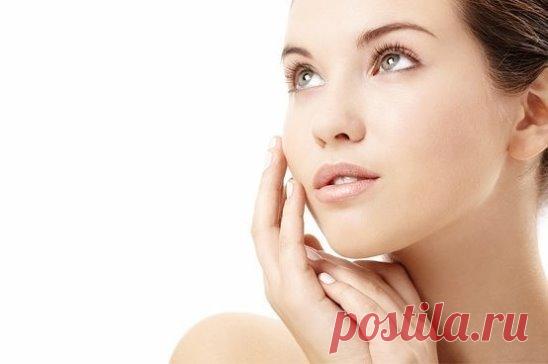 Красивая кожа лица. Какие продукты нужно есть?
Одной только генетической предрасположенности и постоянного использования качественных косметических средств, к сожалению, недостаточно для обладания гладкой, чистой и красивой кожей лица. Лишь полезный и грамотно составленный рацион питания поможет избавиться от прыщей, расширенных пор, нездорового цвета, жирного блеска и противных мешков под глазами.
Какие продукты должны присутствовать в рационе красавицы?
1. Морковь. Эта оранжевая красавица яв