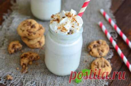 5 ИДЕЙ МОЛОЧНЫХ КОКТЕЙЛЕЙ. MILKSHAKES! 

Делюсь рецептами молочных коктейлей, которые по достоинству оценят не только дети, но и взрослые!;) 

Время приготовления: 10 минут 

Клубничный милкшейк.

- 100 г клубники
- 200 г ванильного мороженого
- 100 мл молока
- 2 ст.л. клубничного варенья
- взбитые сливки

1. Смешать в блендере клубнику, мороженое и молоко.
2. На донышко стакана поместить по 1 ст.л. клубничного варенья.
3. Наполнить стакан клубнично-молочной массой, добави...