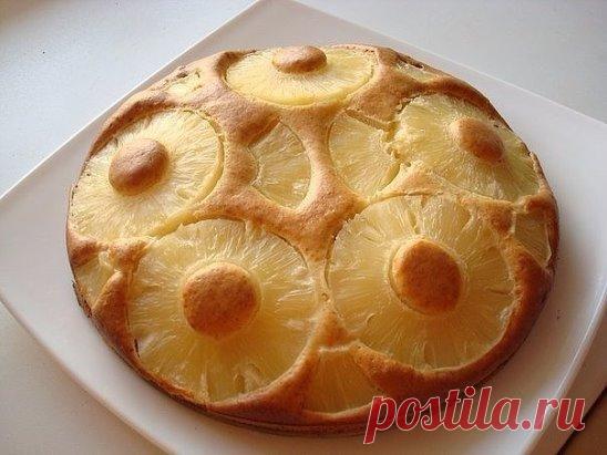 АНАНАСОВЫЙ ПИРОГ НА СГУЩЕНКЕ
Надо совсем немного — 2 яйца, 2/3 банки сгущенки, 1,5 стакана муки, банка ананасов кружочками, пакетик разрыхлителя или сода
Взбить яйца со сгущенкой, добавить муку и разрыхлитель. Залить тесто в форму для запекания, выложить сверху кружки ананаса, чуть «притапливая» ананасовые колечки. Запекать 20-25 минут при 160-175 град. (ставить в разогретую духовку)
Легкий в приготовлении и очень вкусный пирог