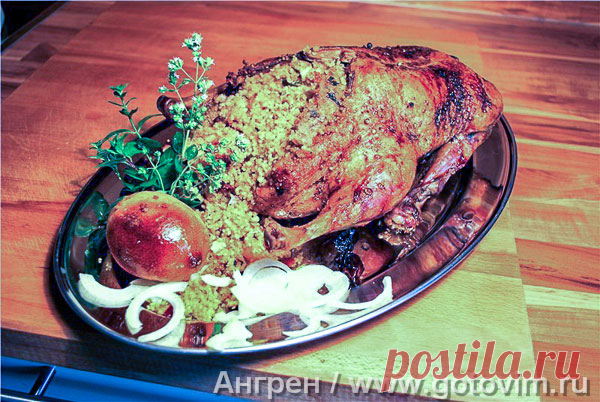 Утка, фаршированная с ароматным кускусом. Рецепт с фото Рецепты запеченной в духовке утки, фаршированной кускусом. Предварительно кускус смешивают с орехами и ягодами, запаривают горячей водой, а затем приправляют смесью пряностей. Фаршированную утку запекают при 160С 2 часа.