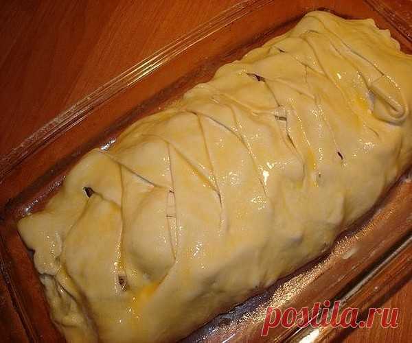 Быстрый мясной пирог с грибами

Ингредиенты:

Тесто слоённое дрожжевое
Фарш грамм 300-400.
Лук 2-3 шт.
Грибы шампиньоны.
Яйцо для глянца.
Сливки(если есть).
Соевый соус(гуда без него).

Приготовление:

1. Одну пластину теста раскатываем до очень тонкого состояния.
2. Жарим лук, фарш; добавляем сливки, перец, соевый соус, соль, хмели сунели и т.д.
3. Раскладываем тесто, как на картинке, 