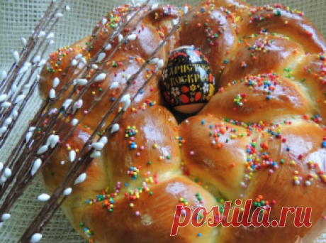 Пасхальный венок с тройной начинкой   

 Ингредиенты:

1. Молоко - 150 мл.;
2. Сыворотка - 100 мл.;
3. Маргарин - 70 г.;
4. Сахар - 4 ст. л.;
5. Дрожжи - 2 ч. л.;
6. Соль - 2 ч. л.;
7. Яйцо (2 в тесто, 1 для смазки) - 3 шт.; 
8. Мука - 600 г.;
9. Изюм - 100 г.;
10. Курага - 100 г.;
11. Арахис - 100 г.;

Приготовление:
Нагреваем молоко с маргарином, добавляем сыворотку, яйца. Добавляем остальные компоненты. Замешиваем тесто и оставляем подходить в тёплом месте на 1 час. Кур...