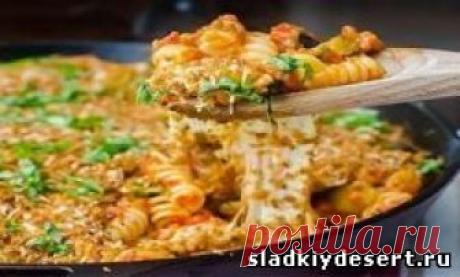 Сырная паста, запеченная в духовке Панировочные сухари – ¾ стакана Оливковое масло – 50-60 мл Соль и перец – по вкусу Тертый пармезан – 85 г Томаты в собственном соку – 400 г Красный перец (запеченный и мелко нарезанный) – 3 стакана Баклажан (нарезанный на мелкий кубик) – 860 г Чеснок – 6 шт Орегано – ¼ чайной...