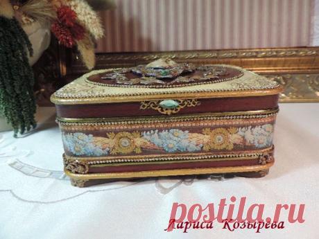 Шкатулка"Беатриче".Декупаж,декоративные отливки,патинирование. 
#красивыйподарок#бордовый#золотой
#ручнаяработа#шкатулкаручнойработы
#подарокдляженщины#авторскаяработа
#шкатулкадляукрашений#патина
#классическийстиль#барокко