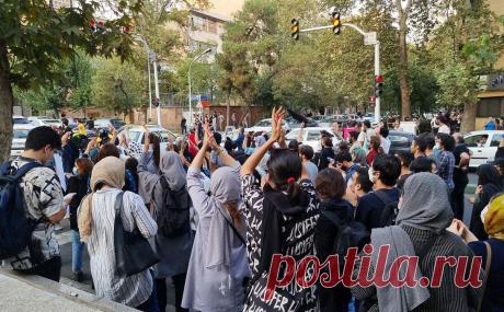 Reuters узнал о протестах в Иране из-за отравлений школьниц. В субботу от отравления пострадали ученицы более 30 школ как минимум в 10 провинциях страны. Первые случаи были выявлены в Куме еще в ноябре. Школьницы принимали участие в протестах после гибели Махсы Амини