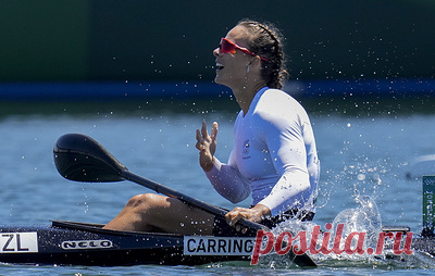 Новозеландка Кэррингтон завоевала золото Олимпиады в гребле на байдарке-одиночке на 500 м. В соревнованиях по гребле на байдарке-двойке на 1000 м золотые медали завоевали представители Австралии