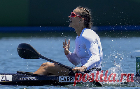 Новозеландка Кэррингтон завоевала золото Олимпиады в гребле на байдарке-одиночке на 500 м. В соревнованиях по гребле на байдарке-двойке на 1000 м золотые медали завоевали представители Австралии