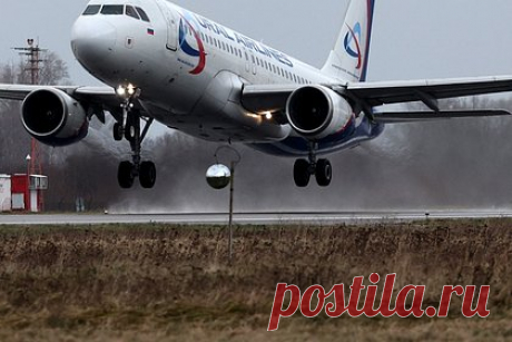 Летевший в Таджикистан российский самолет сменил курс и сел в другом месте. Самолет авиакомпании «Уральские авиалинии», летевший из России в Таджикистан, сменил курс и сел в другом месте из-за недомогания беременной пассажирки. Отмечается, что непредвиденная ситуация произошла в субботу, 20 мая, с воздушным судном, направлявшимся из Москвы в Куляб.