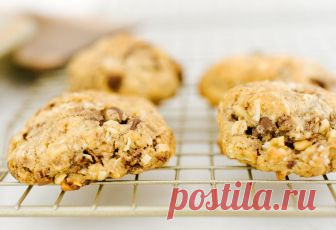 Самое лучшее домашнее печенье в мире: cookies с шоколадной крошкой – Woman Delice Способы бороться со стрессом у всех разные: кто-то заваливается с книжкой и бокалом вина на диван, кто-то отправляется в спорт-зал, а кто-то… печет. Да, выпечку официально признали мощным антидепрессантом – вы спокойно и методично что-то делает своими руками, получаете удовольствие от процесса и видите результат своего труда. Все, что нужно замученному офисным стрессом городскому жителю!...