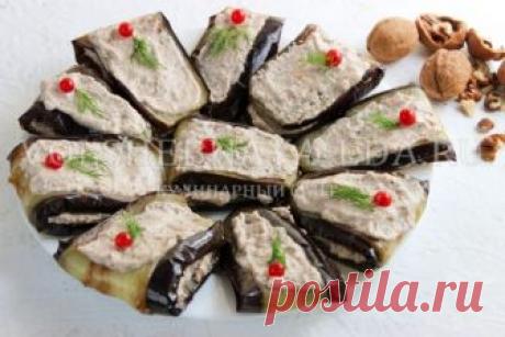 Баклажаны с орехами по-грузински Очень вкусный рецепт баклажанов с орехами по-грузински. Синенькие нарезаются полосками-«язычками», обжариваются, а затем заправляются пастой из грецкого ореха, пассерованного лука, специй, чеснока и винного уксуса. Закуска настаивается ночь в холодильнике, пропитывается ореховой заправкой и подается в холодном виде. Это блюдо покорит всех любителей грузинской кухни!