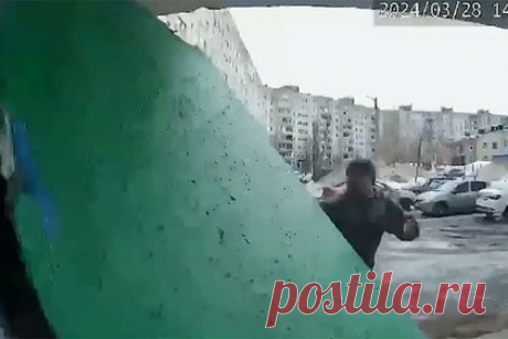В российском городе обрушилась бетонная стена подъезда. В Уфе бетонная стена подъезда рухнула на коробку с мебелью, которую к ней прислонил доставщик. В местной прокуратуре сообщили, что в настоящее время конструкция не представляет угрозы жителям. Там добавили, что козырек подъезда был демонтирован. О пострадавших не сообщалось.