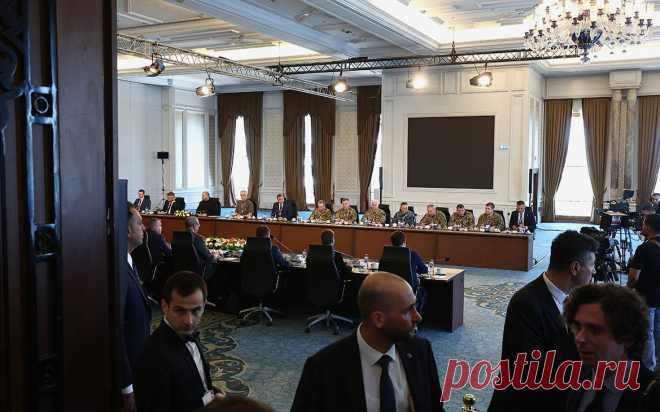 В МИД Турции рассказали, что делегации России и Украины ушли на обед. Встреча российской и украинской делегаций продлилась около часа. Источник ТАСС сообщил, что переговоры завершены, представители сторон сегодня улетят из Турции