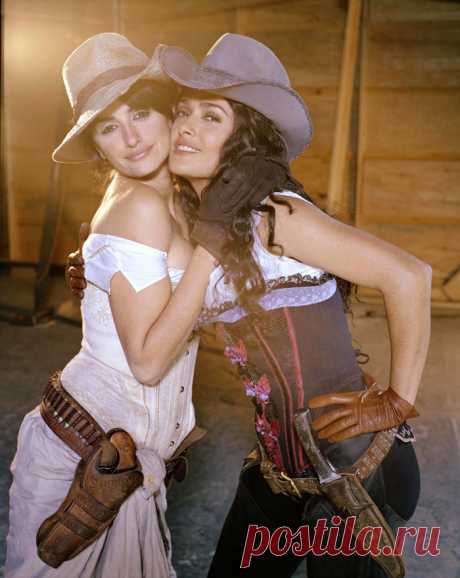 Пенелопа Крус (Penelope Cruz) и Сальма Хайек (Salma Hayek) в фотосессии для фильма Bandidas (2006)