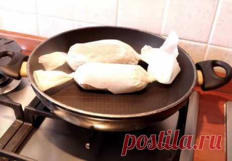 Вкусный рецепт мясных рулетов с овощной начинкой не требует ни жарки, ни варки. Фарш будем заворачивать в пергаментную бумагу рулетом, а затем оставим томиться под крышкой с добавлением воды. На полкилограмма куриного фарша нам понадобится 2 моркови, пучок базилика, зубчик чеснока, 3 столовые ложки