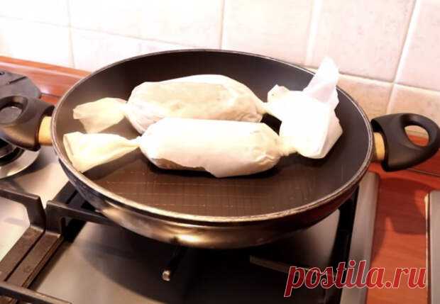 Вкусный рецепт мясных рулетов с овощной начинкой не требует ни жарки, ни варки. Фарш будем заворачивать в пергаментную бумагу рулетом, а затем оставим томиться под крышкой с добавлением воды. На полкилограмма куриного фарша нам понадобится 2 моркови, пучок базилика, зубчик чеснока, 3 столовые ложки