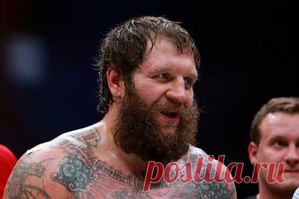 Емельяненко попросил реванш у Сантоса после поражения. Российский боец ММА Александр Емельяненко после поражения от бразильского соперника Марсио Сантоса на турнире AMC Fight Nights 106 попросил у него реванш. Тот ответил согласием и пообещал, что опять будет бить противника. В ответ Емельяненко посоветовал ему продолжать подготовку и не останавливаться.