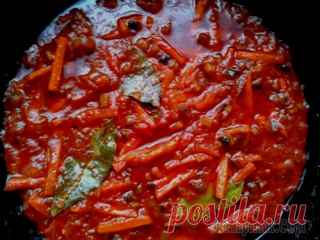 Домашние щи с копченым салом, солеными огурцами и свежей капустой