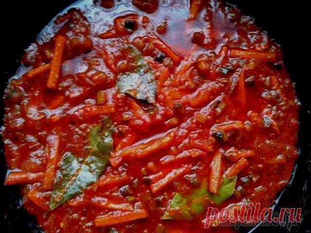 Домашние щи с копченым салом, солеными огурцами и свежей капустой