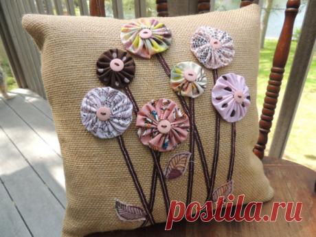Много красивых подушек из льна и мешковины