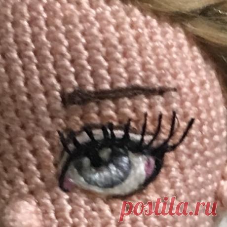 Photo by Оксана on September 23, 2020. Нет описания фото.. Вышила и « слезное мясцо», и внутреннюю часть века подчеркнула розовой ниточкой. В целом смотрится очень красиво. А вам как? #коллекционнаякукла#вязание #handmade#instacrochet#волосы#вязаниеназаказ#love#амигуруми#вышивка#глаза