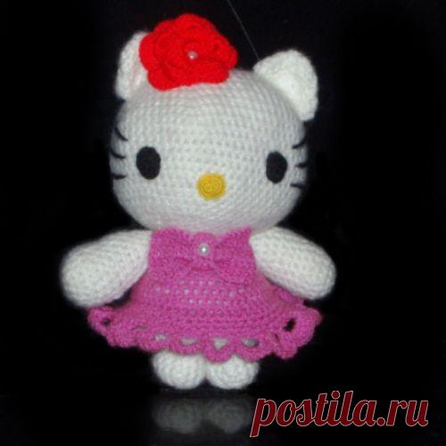 Вязаная игрушка Китти в розовом платье.