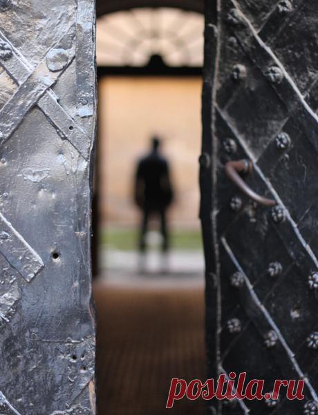 Если вам приходится постоянно преодолевать препятствия, значит вы идете через чужую дверь