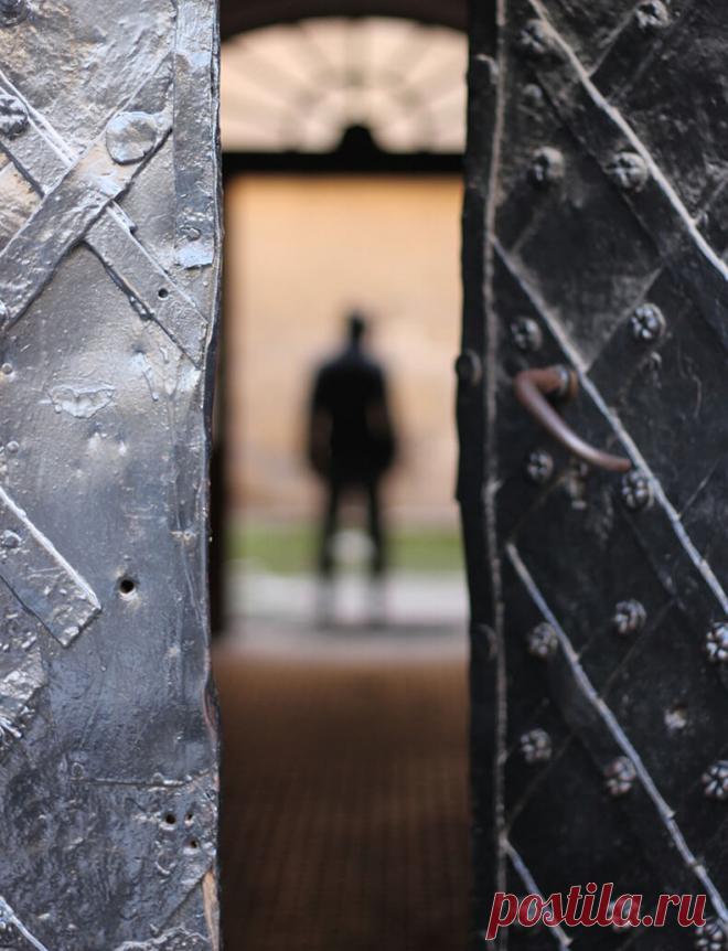 Если вам приходится постоянно преодолевать препятствия, значит вы идете через чужую дверь