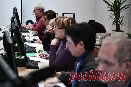 На переобучение россиян выделили миллиарды рублей. В 2024 году на бесплатное переобучение и дополнительное образование россиян в рамках федерального проекта «Содействие занятости» выделено более шести миллиардов рублей, рассказал глава кабмина Михаил Мишустин. По словам премьер-министра, государство должно помогать гражданам стать конкурентными на рынке труда.