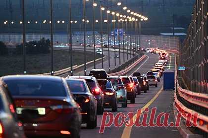 Россиян захотели штрафовать за проезд по Крымскому мосту без очереди
