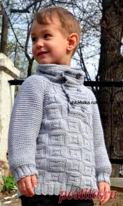 В гардеробе мальчика пуловер крайне востребован: в нем можно ходить в школу и на кружки, играть во дворе