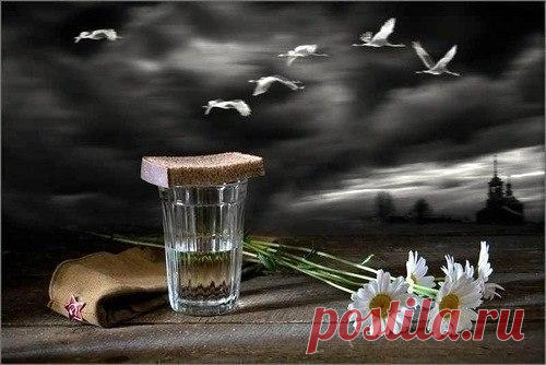 Журавли (Расул Гамзатов) 
 
Мне кажется порою, что солдаты,С кровавых не пришедшие полей,Не в землю эту полегли когда-то,А превратились в белых журавлей.Они до сей поры с времен тех дальнихЛетят и подают нам голоса.Не потому …