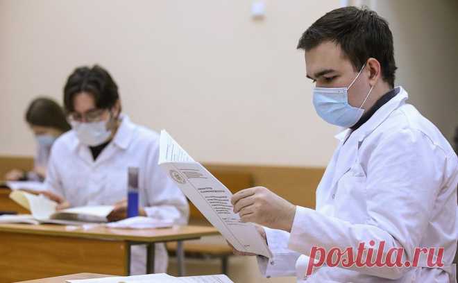 «Коммерсантъ» узнал об отказах медикам-целевикам в ординатуре. Выпускникам медицинских вузов, не отработавшим три года в поликлинике по условиям целевого договора, отказывают в зачислении в ординатуру, узнала газета. Ранее Минздрав разослал вузам письмо с такой рекомендацией