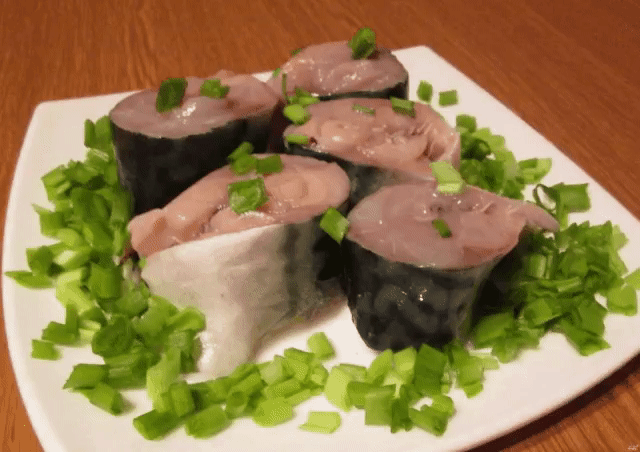 Чудесная скумбрия по Мурмански 
Очень вкусную рыбка хранится долго! 
Продукты: 
Скумбрия - 1,5 кг 
лавровый лист - 2 шт 
чеснок - 2-3 зубчика 
черный перец 
горошек - 6-7 шт 
соль - 2 ч. ложки 
сахар - 1 ч. ложка 
1) Перед засолом необходимо разделать тушку скумбрии. Аккуратно отсекаем голову в районе жабр и делаем разрез по спинному плавнику вдоль хребта так, чтобы не разрезать внутренности. Очистить брюшную полость. такой разрез тушки делается с двойной целью: во-первых, достаточно толстень
