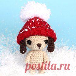 Щенок-брелок крючком: схема амигуруми Маленькая собачка амигуруми в шапочке крючком станет милым сувениром на Новый год, который можно использовать как брелок для украшения рюкзачка или сумочки.