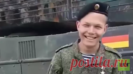 RT: представившийся писарем боец ВС России на самом деле подбил танк и БМП ВСУ. RT выяснил, что российский военный Иван Жарский, который на выставке трофейной техники в Москве пошутил, что «отсиделся в штабе писарем», на самом деле подбил танк Leopard и несколько БМП Bradley. Читать далее
