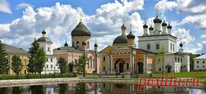 8 архитектурных шедевров Подмосковья Идеи для культурного отдыха с семьей. 

8. Вознесенская Давидова пустынь
Один из самых древних и красивых монастырей Подмосковья. Расположен он в красивой местности на берегу реки Лопасни, впадающей в Оку, на высокой полугоре, изобилующей белым камнем. Белокаменные стены монастыря, необычные черные купола и раскинувшаяся вокруг долина реки, покрытая золотыми красками – идеальный фон для экскурсии по местам Православия.