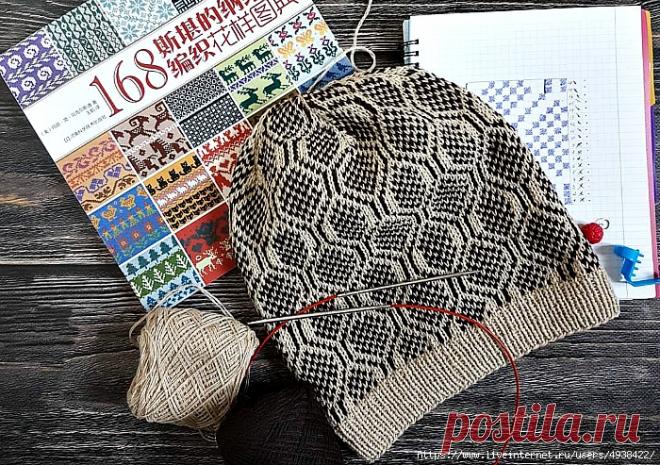 Жаккардовая шапка с японским узором.
