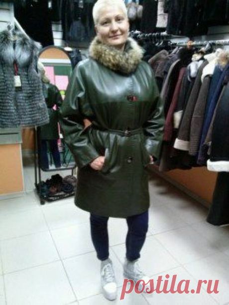 Кожаный плащ. 100% натуральная кожа ягнёнка. Съёмный меховой воротник. Енот. Прилагается кожаный пояс. Продаётся выставочный образец. Размер 48. Длина 90 см. Цена 18 000 руб.